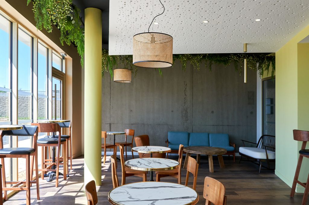 A l'hôtel Akena Nantes Aéroport, prenez votre petit déjeuner dans une salle lumineuse.