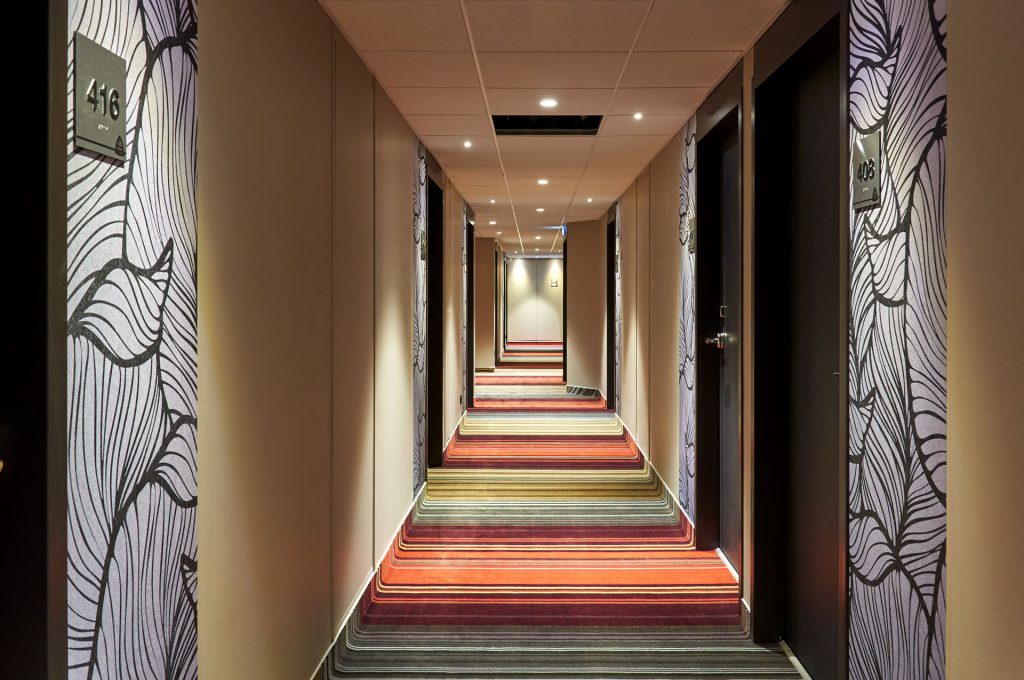 Ambiance feutrée pour le couloir qui mène à votre chambre.