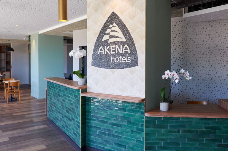 Bienvenue à la réception de notre hôtel Akena Nantes Aéroport.